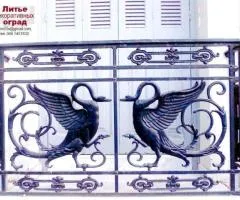 Таблички, огорожі, барельєфи, хвіртки, ворота, хрести, ліхтарі, лавки, ніжки меблів.